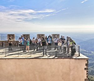 Un total de 700 persones visiten el castell de Montsoriu durant el cap de setmana del Pilar