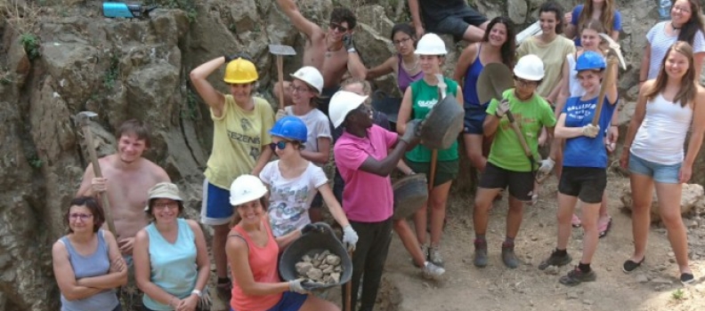 Una vintena de joves d’arreu del món participen en el camp de treball del castell de Montsoriu