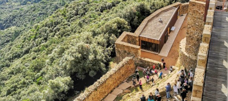 Unes 500 persones visiten el castell de Montsoriu durant el pont del Pilar